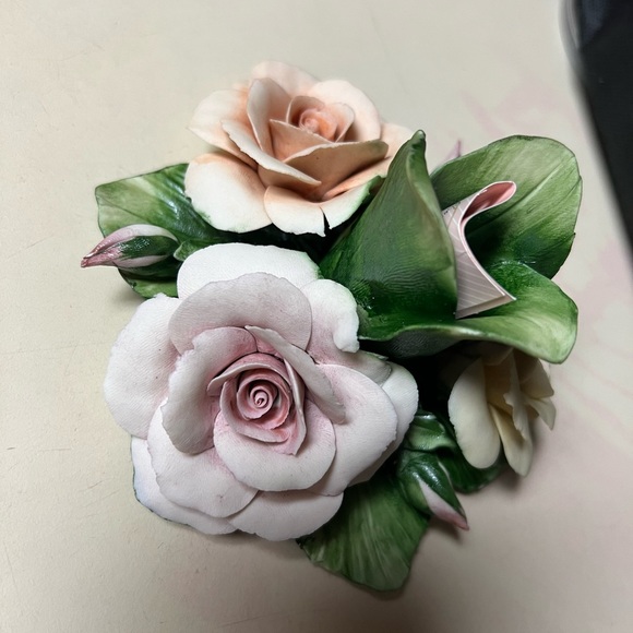 Italian Capodimonte Style Light Porcelain Rose - Picture 4 of 11